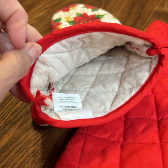 Festive Poinsettia Oven Mitt and Pot Holder six piece Set - Picture 8 of 10